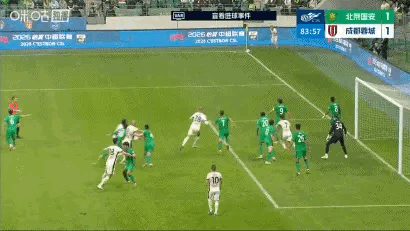 国安vs蓉城这场比赛中，出现了一粒疑似手球的进球，看看最终会如何评议。很多事情真