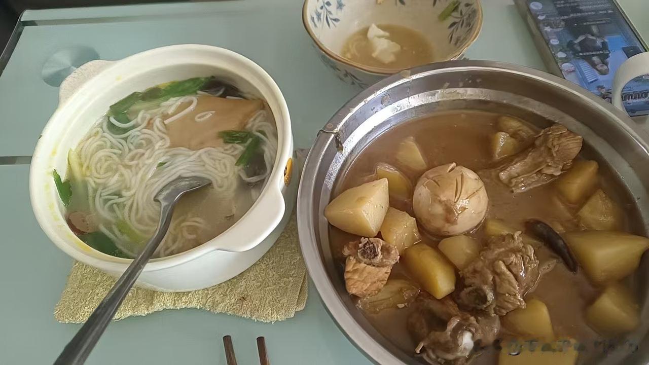 看着在北京打工的姑娘，这两天工作那么辛苦。给她买了20多块钱的排骨，放了一点土豆