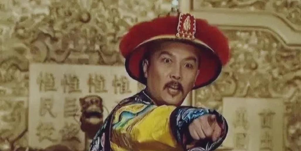 隆科多去老丈人家作客，丈人小妾李四儿上前奉茶，婀娜多姿，柳腰细眉，朝他瞥了一眼，