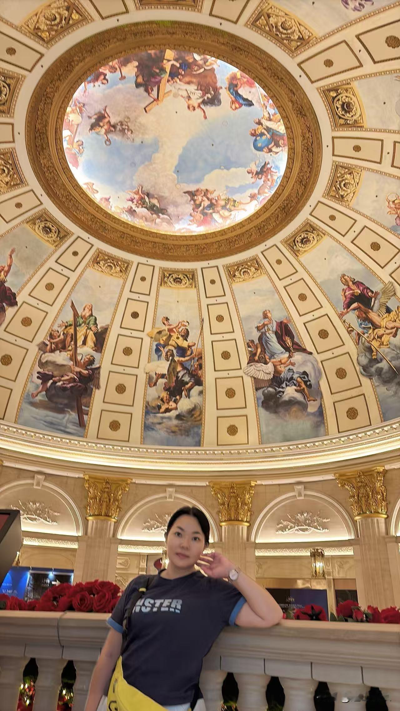 这是我姐姐，她是一名护士姐姐，特别爱旅游，只要一有时间她就会出去玩，哪怕是一个人
