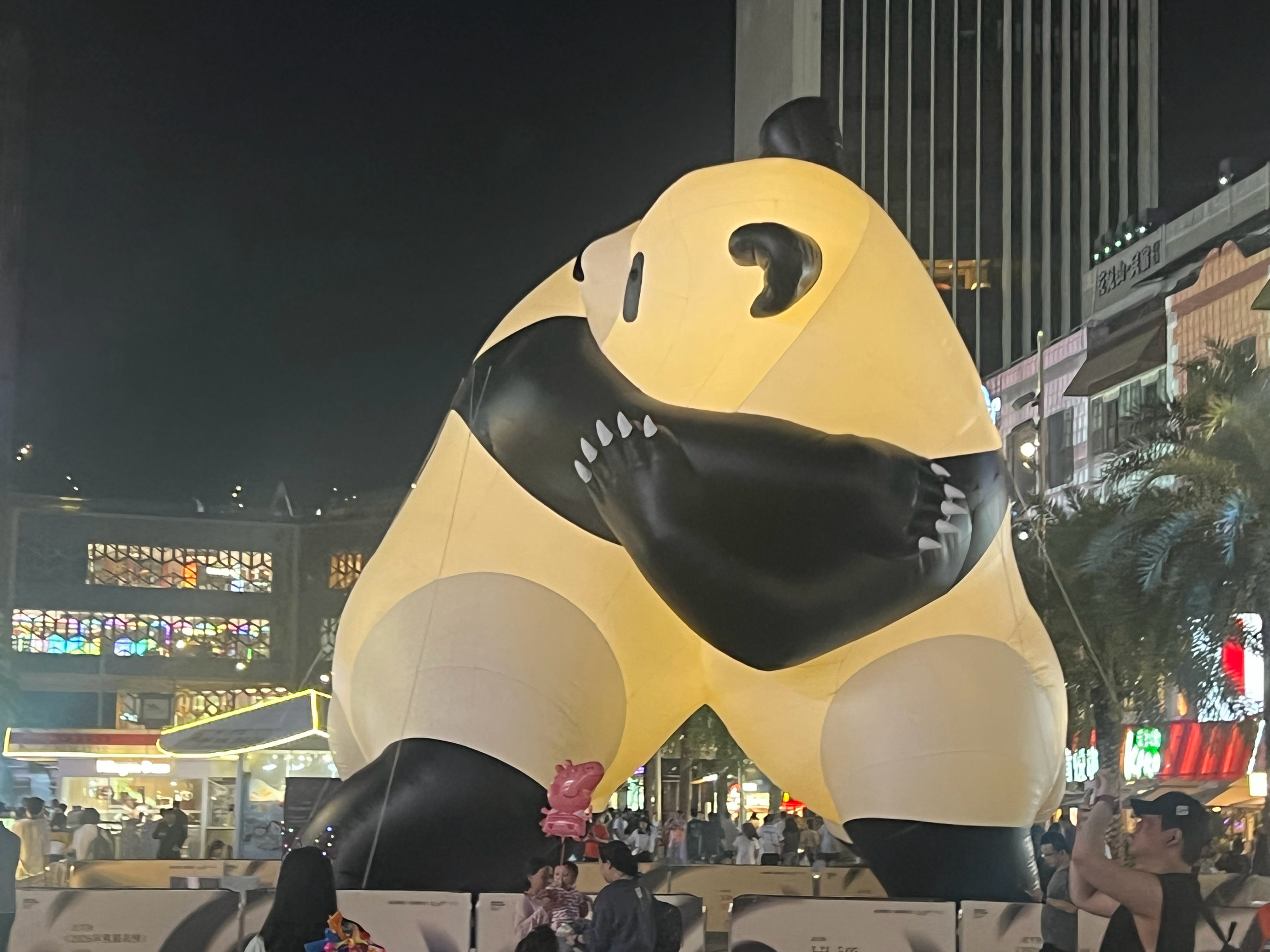 现在好多老人退休后，基本上都待在家里，也很少出去旅游。真不明白，她们现在不用工作