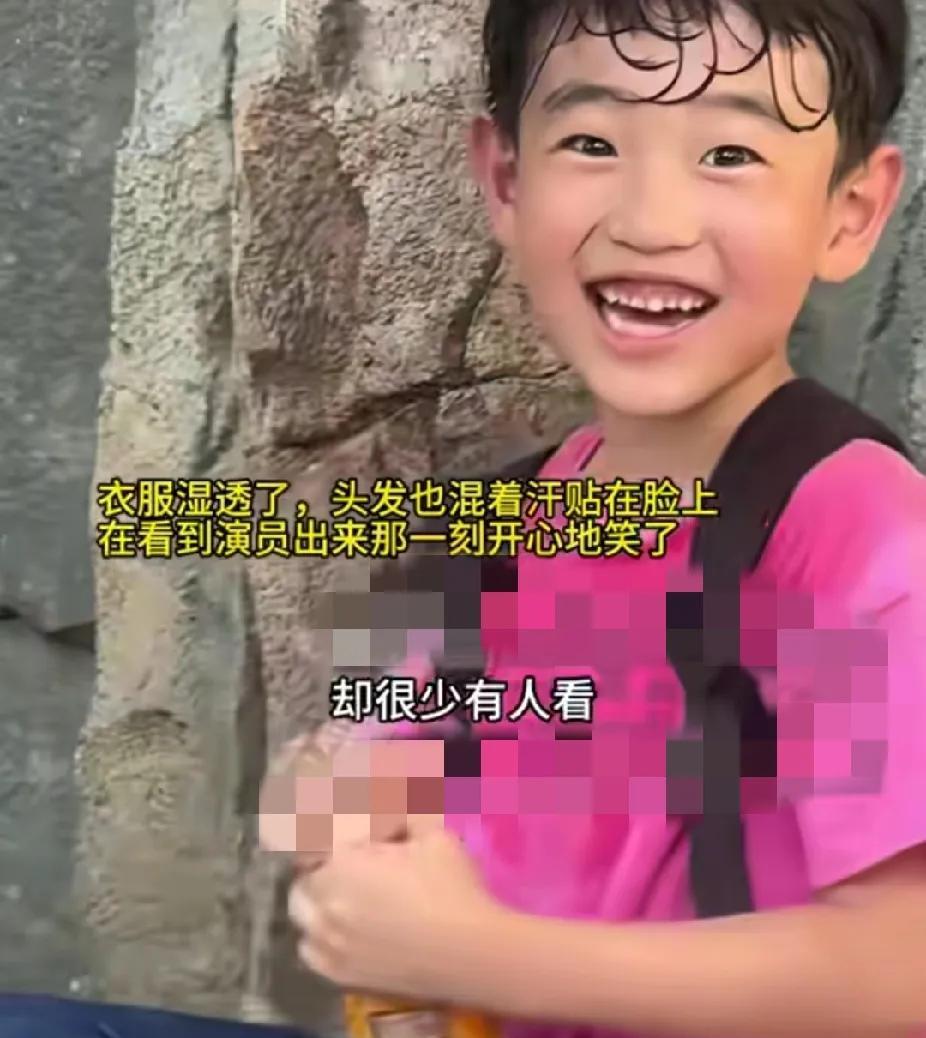 这就是契约精神！7月6日，河南开封一个小男孩背着书包拿着一瓶水坐在景点的一处假山