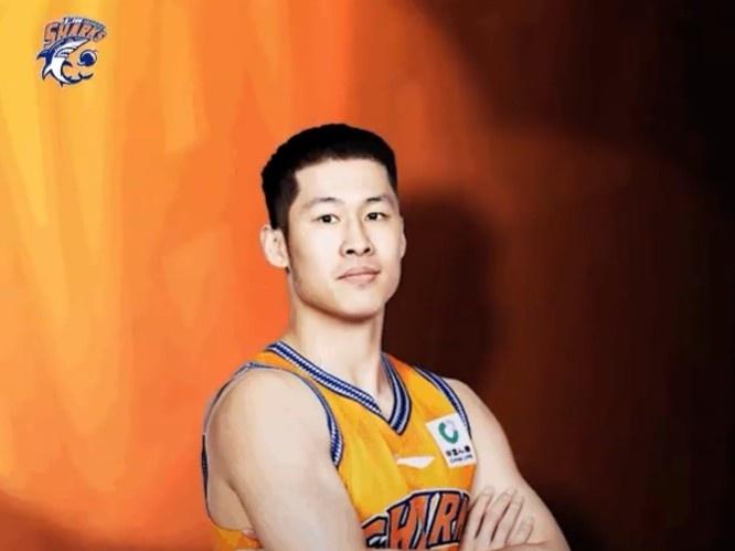 CBA最新消息：据上海男篮官方报道，昨天是球员崔晓龙27岁生日，尽管作为本赛季重