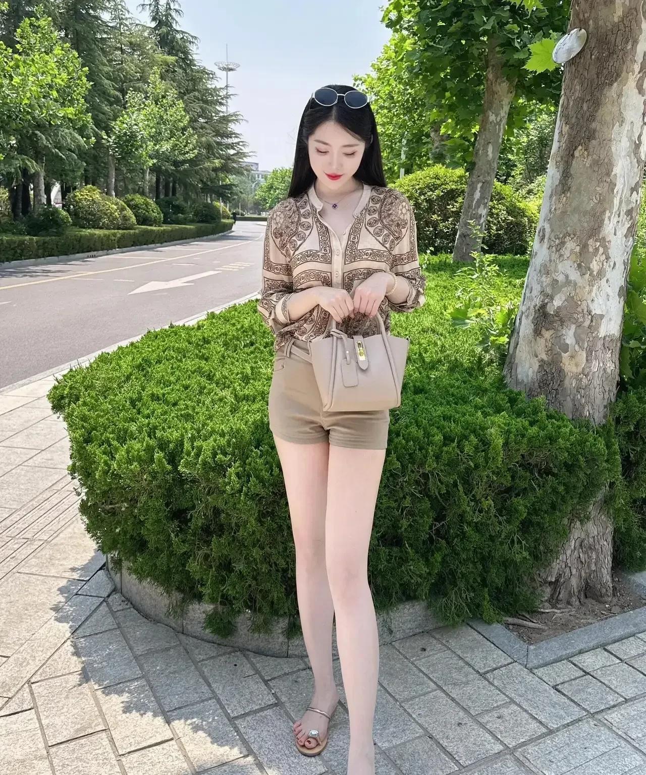 看这大长腿美不美又白又嫩[爱心]这美女身材真是高挑模样还俊[爱心]你喜欢