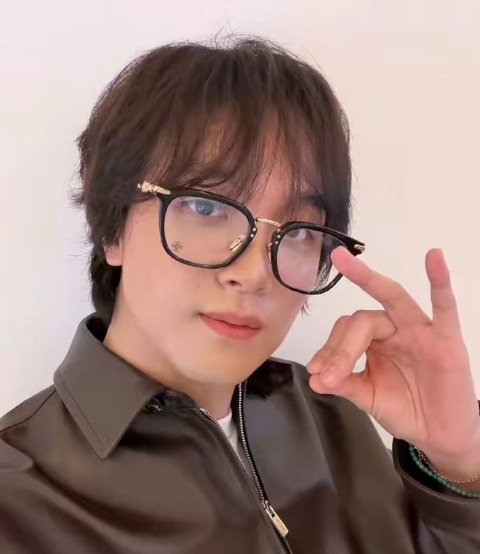 抓猪NCT人气成员楷灿（李东赫）再陷恋爱风波，网友扒出的一连串线索，让饭圈彻底炸