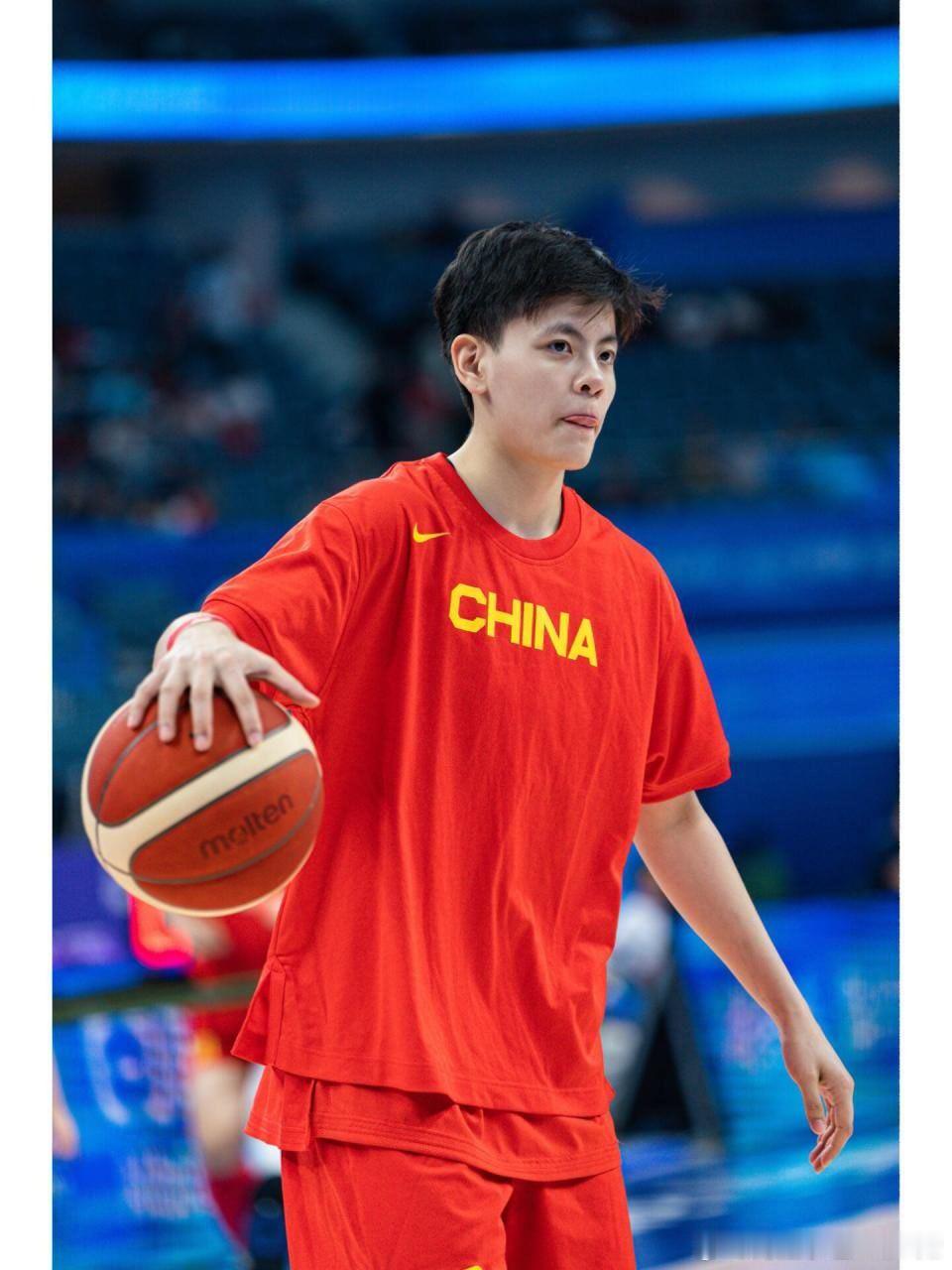#杨舒予##杨舒予#利落突破，精准远投，每一次起跳都自带光芒，小羊好好享受属于你的球场！#杨舒予#?