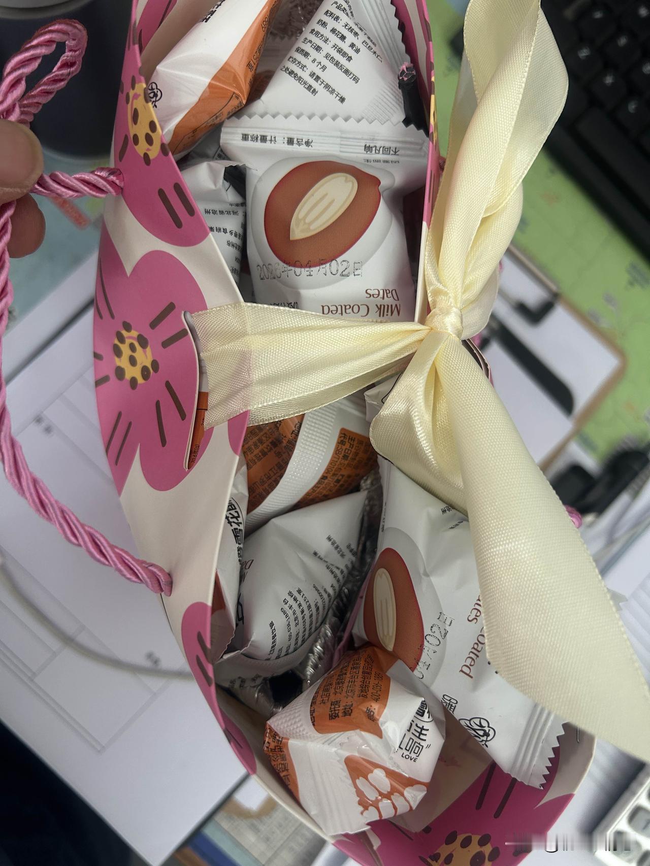 甜蜜的下午茶时光，粉色的纸袋和美味的饼干，让人心情大好！🍪💕上联：春播千亩稻