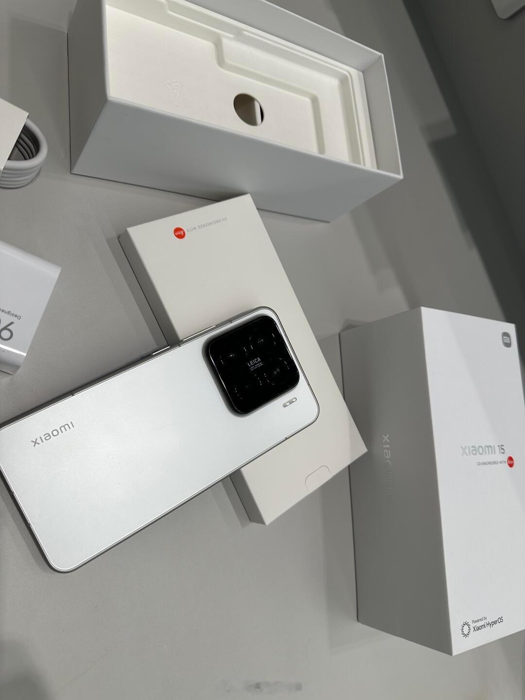 小米15📱⚙️顶级性能与能效比：搭载骁龙8至尊版处理器，性能超越苹果A18