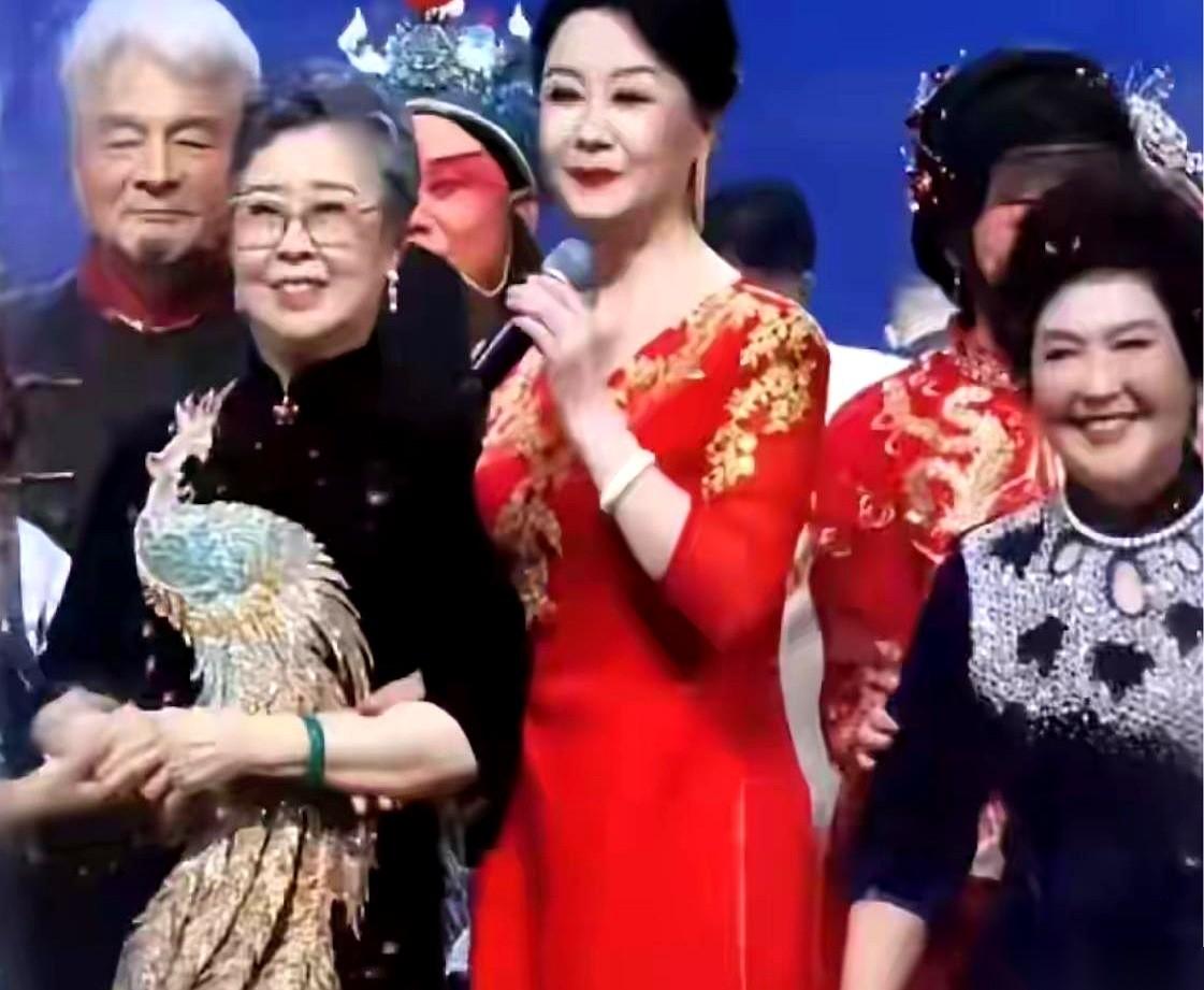 我一直以为，舞台上的“C位”是抢来的。直到我看到凤凰老师。聚光灯“啪”地打下来