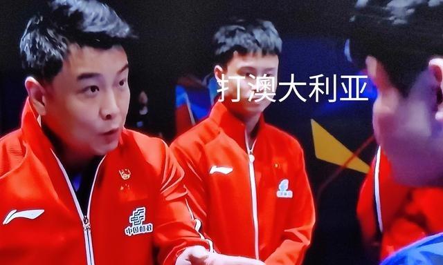 王皓指导这是真听劝啊！之前打瑞典，林诗栋输了球他直接黑脸走人，被网友喷惨了。结果