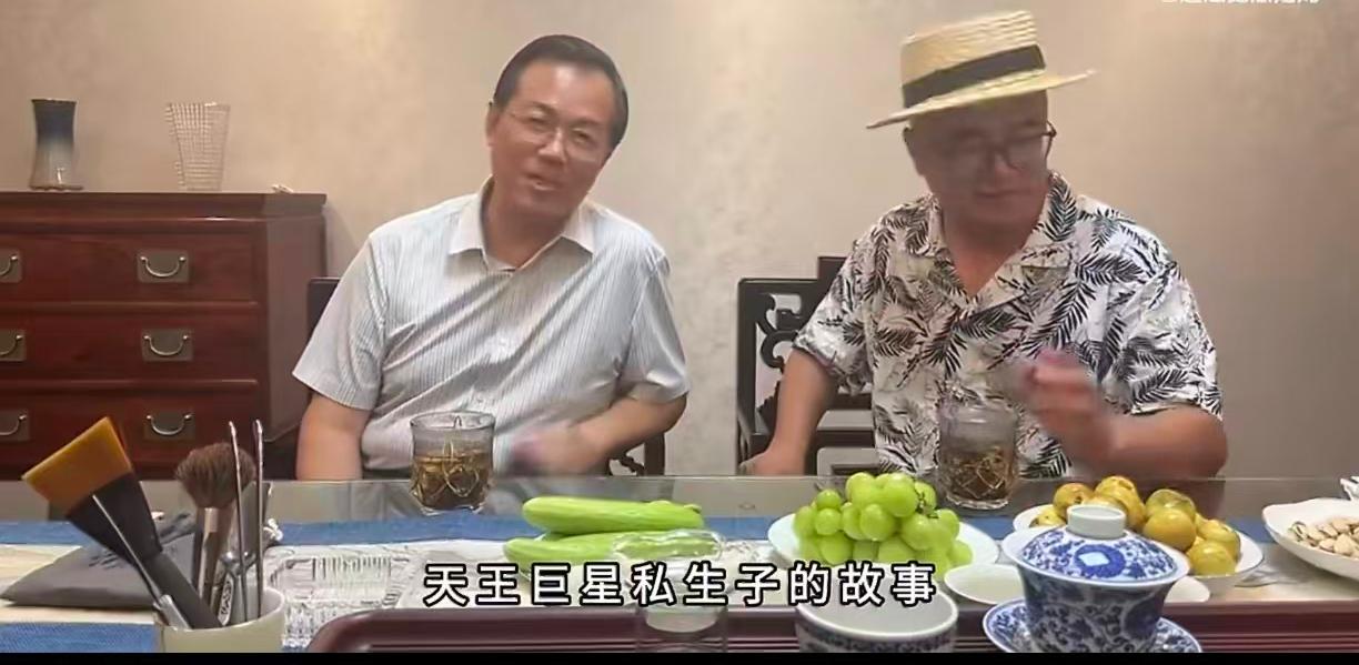 卓伟一张嘴，热搜又炸了。8月4号，他在访谈里放了个料，说华语乐坛某位三字天王