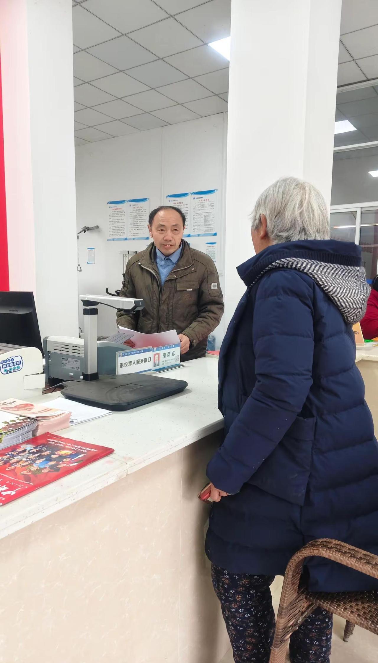 暖心一幕✨一位留守老人遇抖音客服中奖骗局，第一时间到办公室找唐书记咨询，成功避