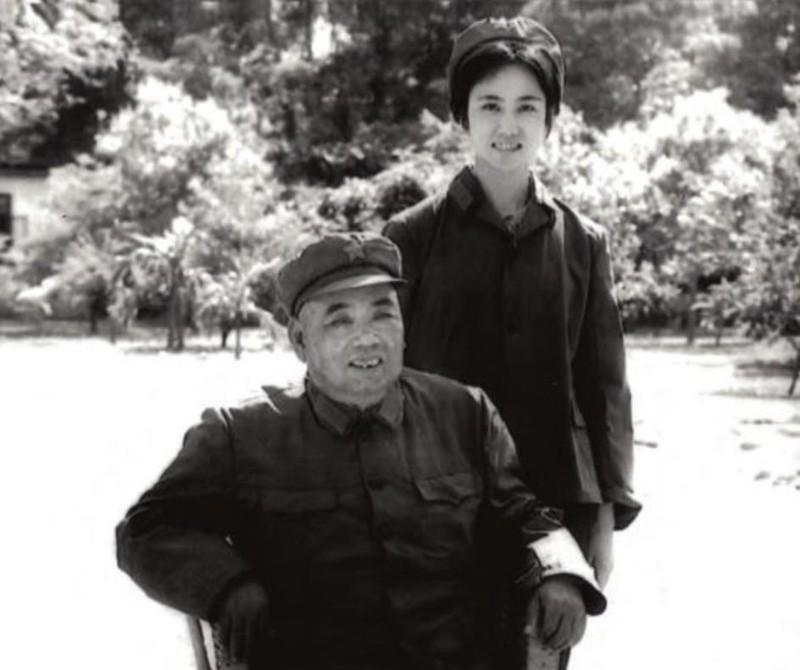 1985年，原南京军区司令许世友上将重病入院，小护士严密“监视”着他。1天，许司