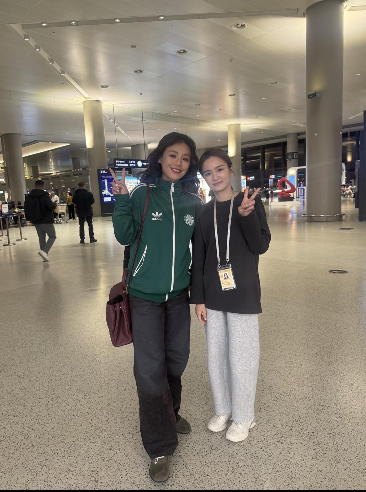 11月11日，有位网友在上海偶遇马思纯，她现身虹桥机场。小姐姐与马思纯开心合