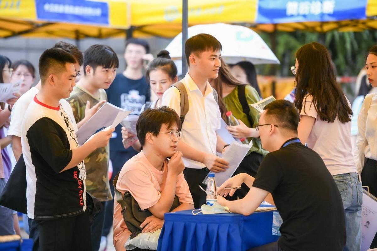 为什么大公司总是紧盯着你的“第一学历”？记住一句扎心的话：他们看第一学历，是在查