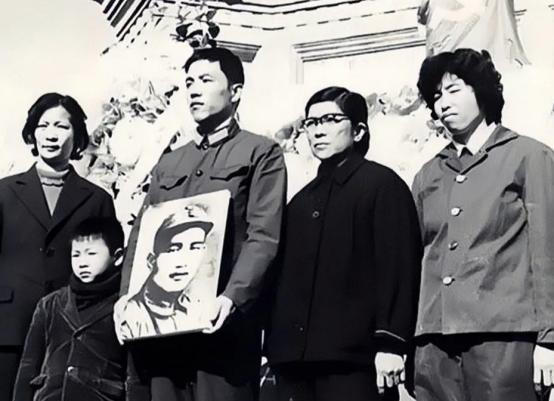 “我们不知道他是谁，只想要他的钱。”1949年，三个见财起了杀心的农民设计杀了粟