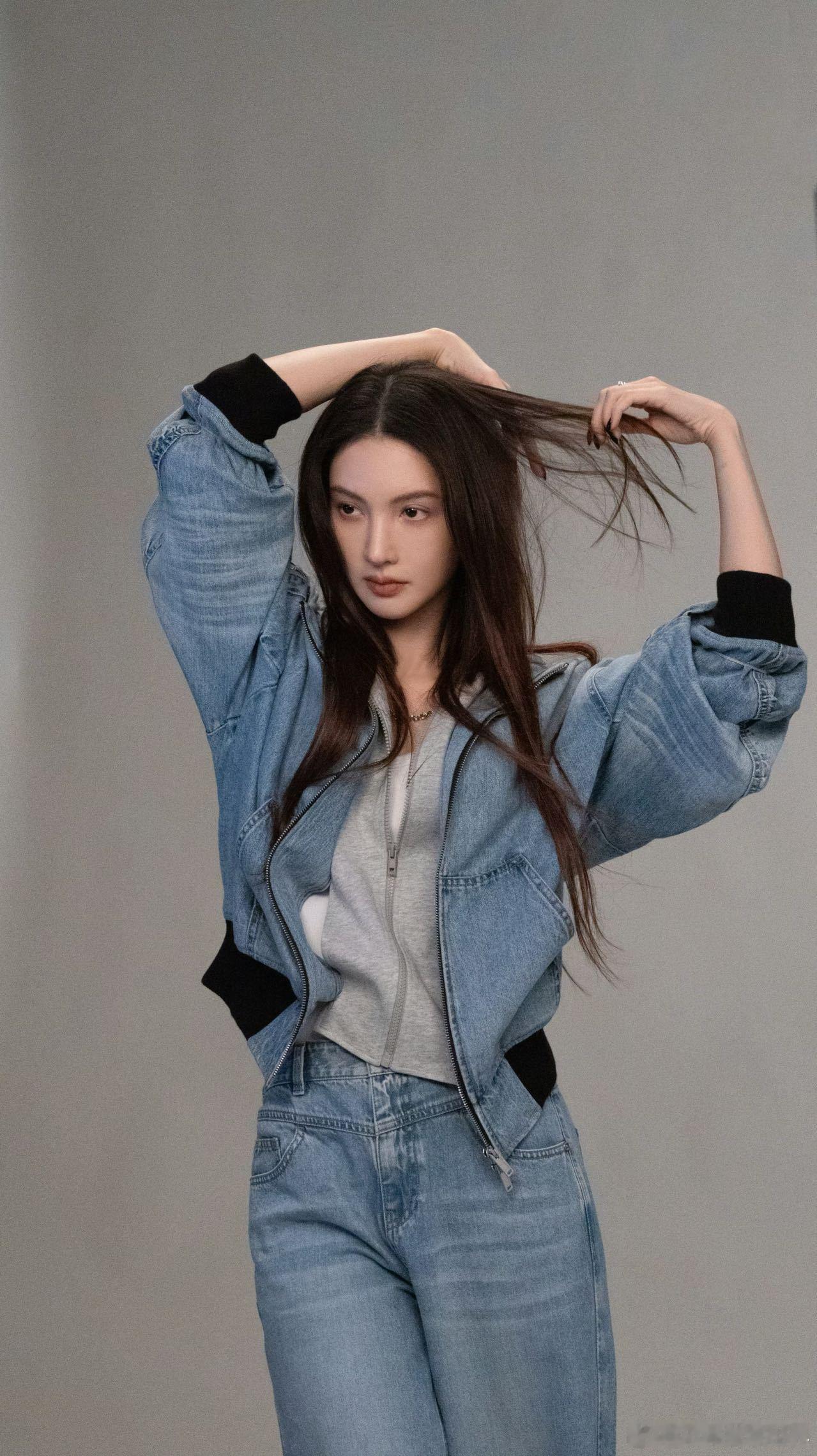 金晨金秘书金晨的职场女王风格又回来了！黑色毛衣、贴头皮的盘发，气质优雅、干练