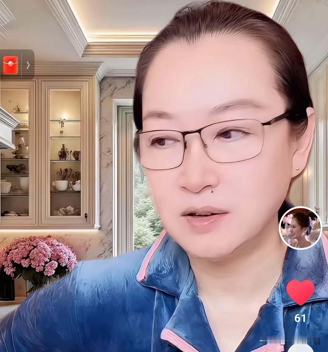 看来发际线也遗传[笑着哭][笑着哭]赵本山的女儿球球完美的继承了妈妈的好颜值，也继