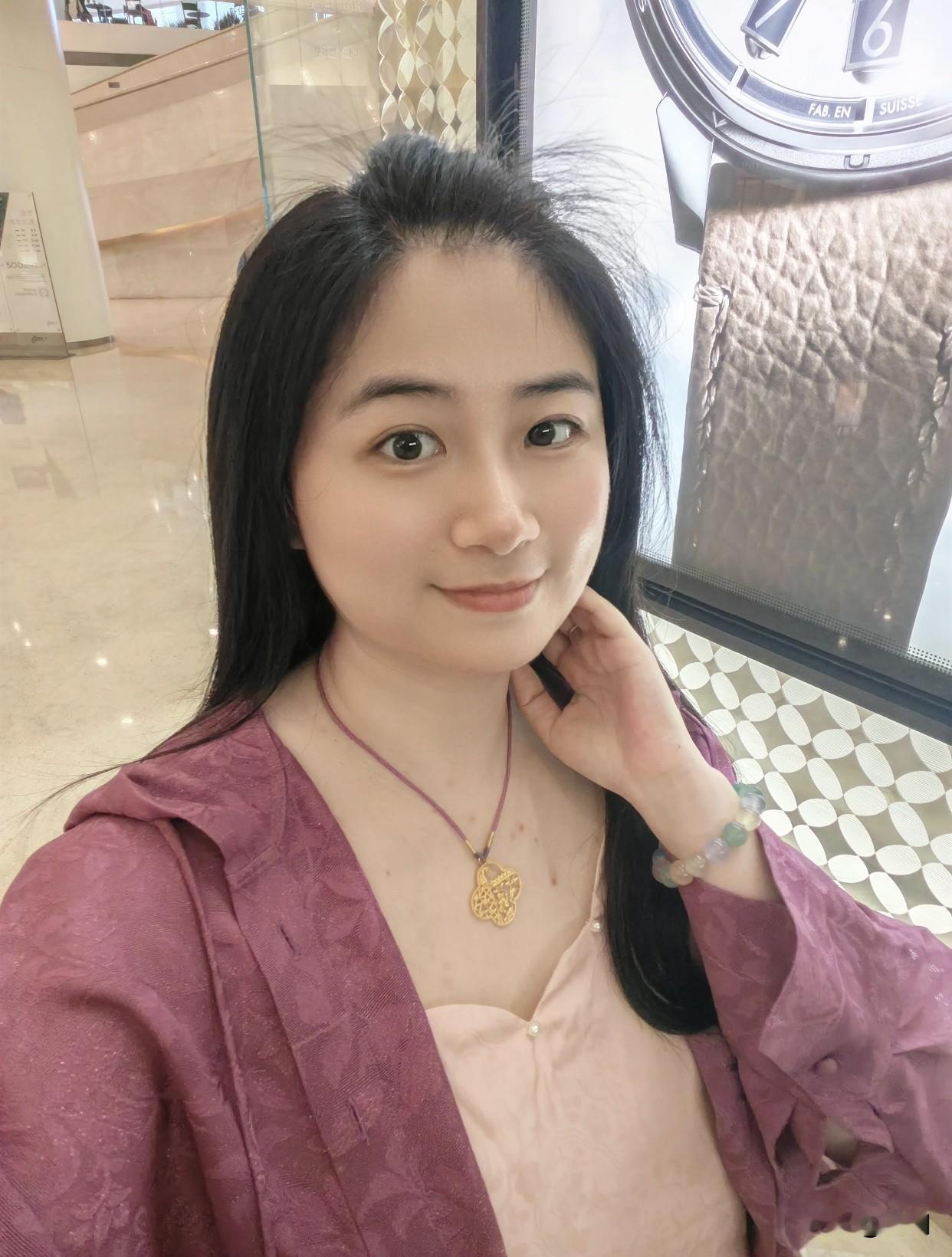 女人真正的气质是什么？情绪稳定是顶级气质，遇事不慌不躁，即便紧张也能从容应对。眼