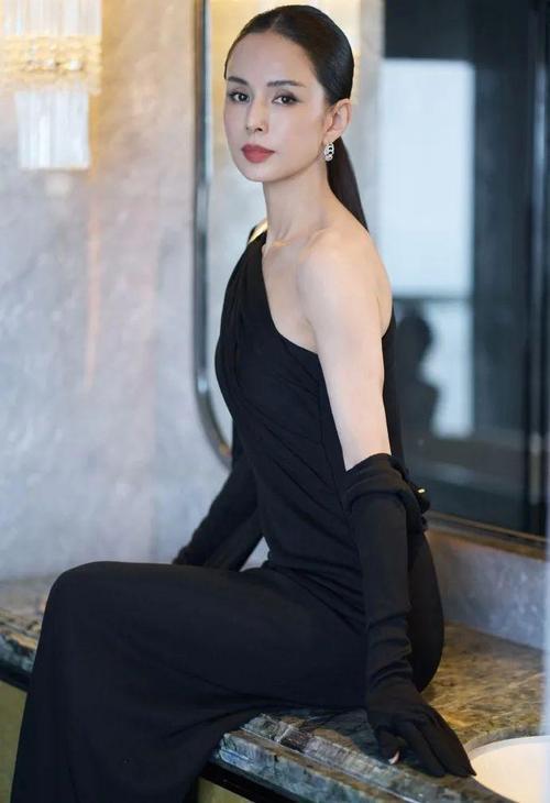 李若彤近日出席活动时一身露肩装亮相，肩头线条利落，手臂肌肉紧致流畅，半点没有松弛