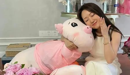 54岁杨钰莹庆生照刷屏！玫瑰堆成山、草莓熊怀里抱，这姐活得比偶像剧还飒！开篇暴