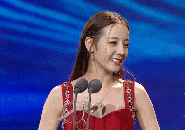 网友发现李庚希和热巴得奖时的表情几乎一样