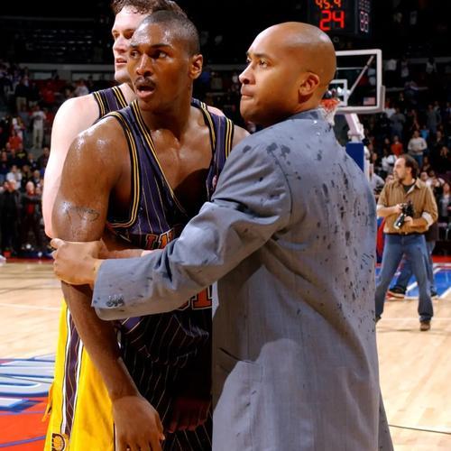 NBA影响最大的打架事件必须是奥本山宫殿事件。事件起因:2004年11月19日