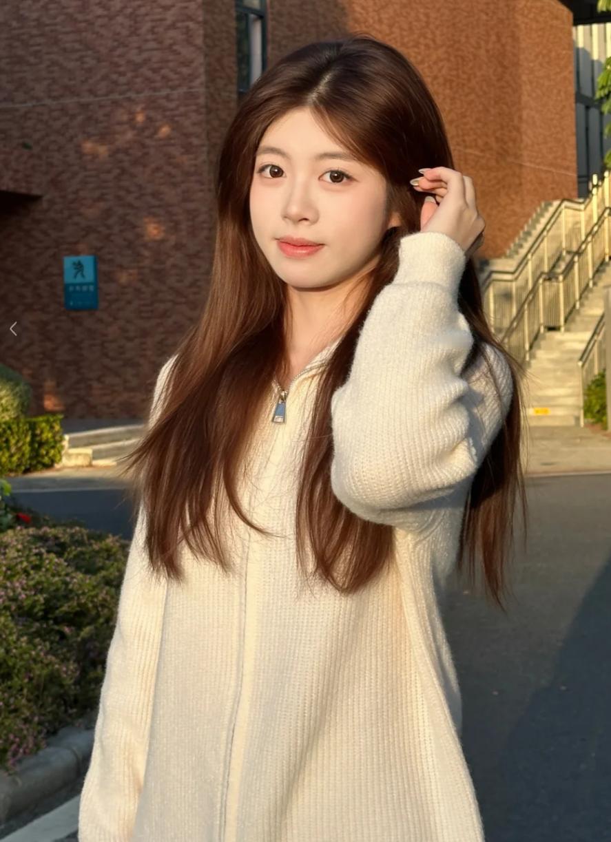 埋葬完母亲的第四天，我弟一直抹眼泪。我问我未婚夫：“我妈走了，我爸也走了，我弟