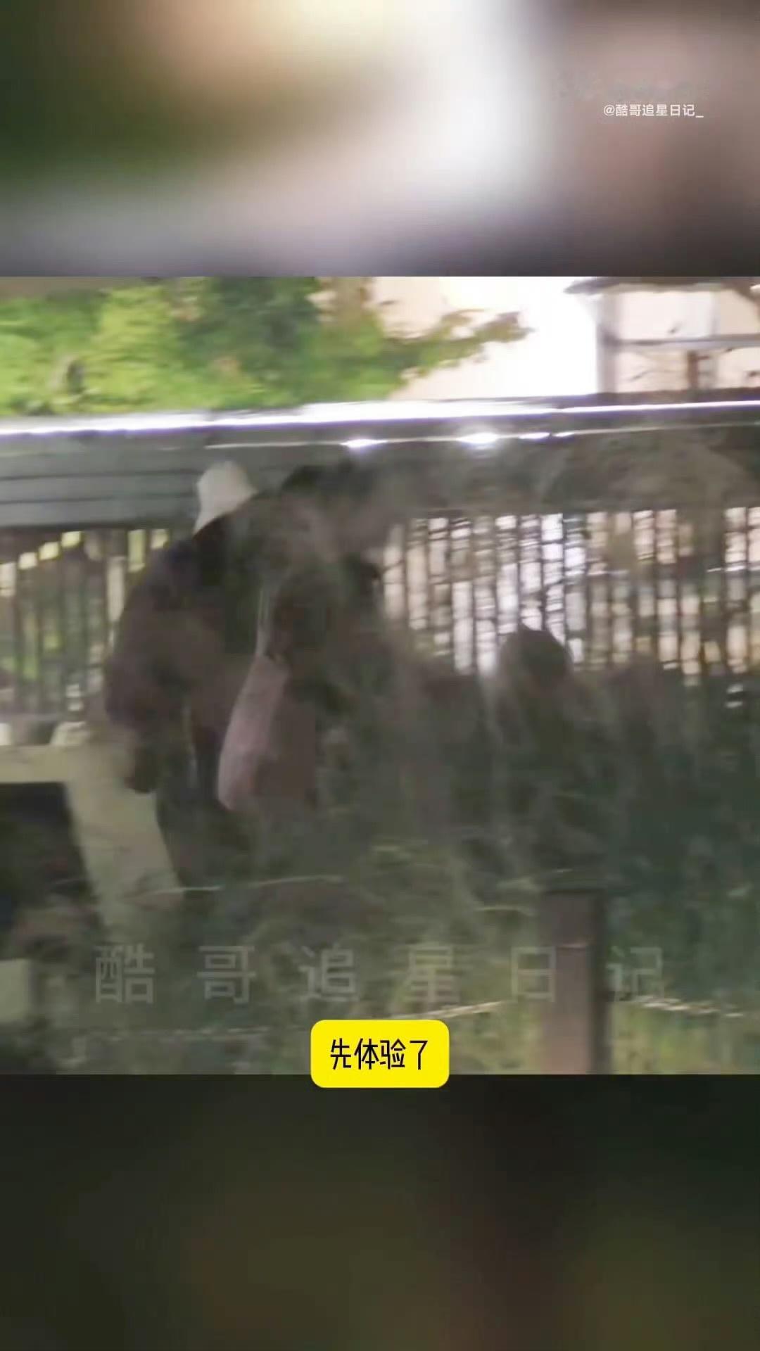 刘诗诗把儿子步步扛上车刘诗诗带儿子步步与友人聚餐结束后，步步挣脱奔跑躺地哭闹拒绝