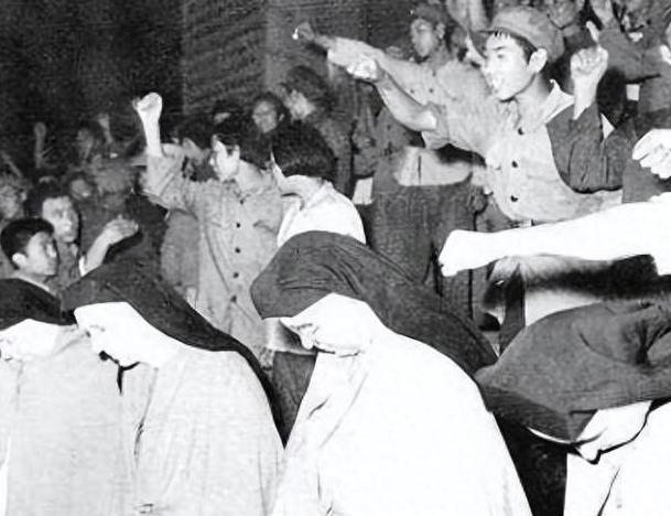 1973年，江西老农钟发镇被人诬陷是汉奸，连他的家人也受到了影响，他气愤不已，就