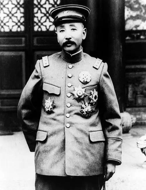 1920年，张作霖便装私访后，黑夜从小门回家，却被门口的护兵拦阻。他大怒：“我是