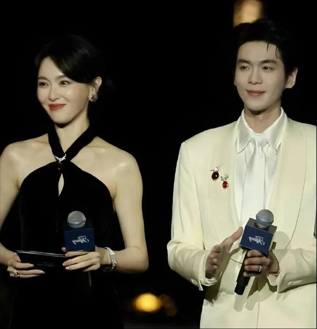 张若昀和唐嫣，因为同时出席某商业活动的，两家粉丝又吵起来了。最终，官方的站位