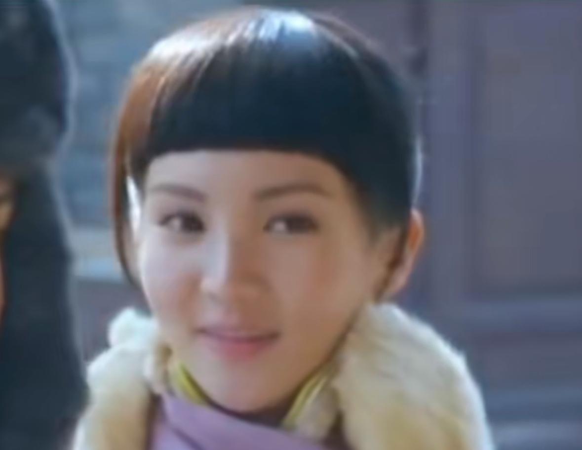 金晨的五官怎么变了？近年来，35岁的金晨在外貌上的变化引起了广泛关注。金晨的