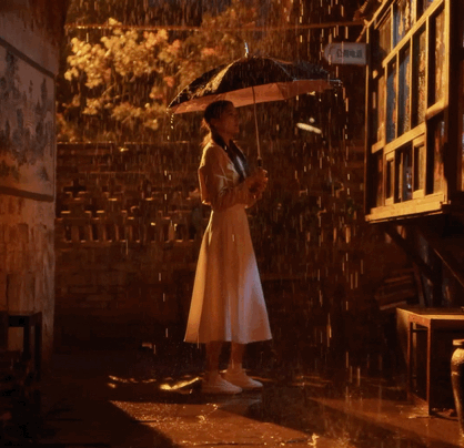 关晓彤撑伞这一幕校园白月光回来了雨丝纷飞，撑伞回眸，眼波流转——这不就是校园文