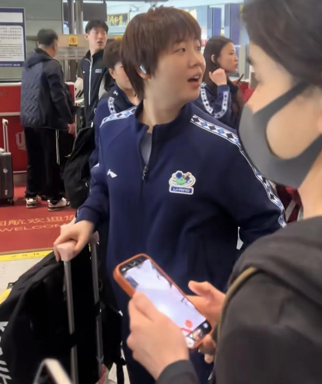 蒯曼在去伦敦世乒赛的机场里，吃了一个瓜。应该是蒯曼听到别人说到了某一位明星，