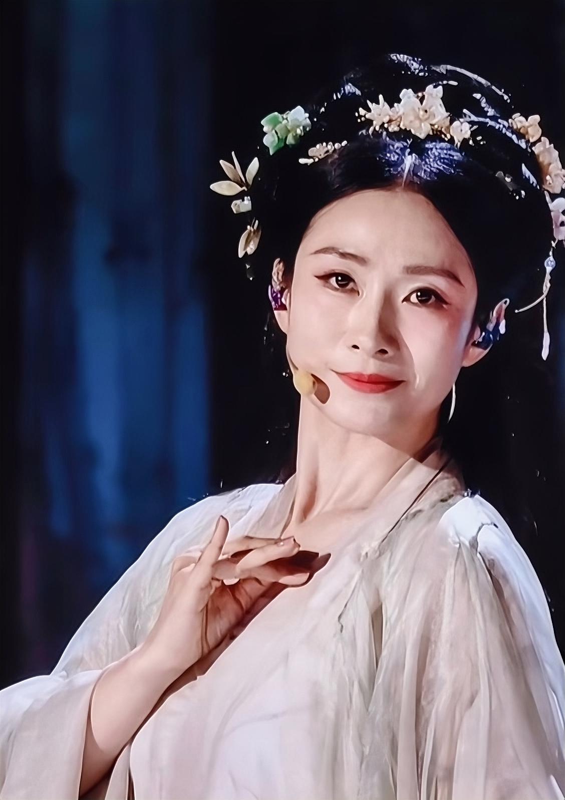 浪姐二公上半场淘汰的是：陶昕然。12个姐姐，台下评审团每人手里仅有一票，让这场