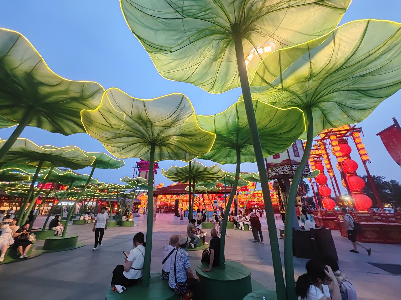夏日荷叶清明上河园把美学玩到了一个新的高度，夏日荷叶铺满了园中那一方方池塘，宛如