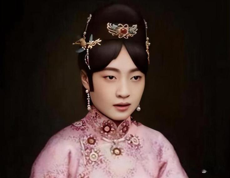1926年，住在张园的溥仪皇后起床后，拉开窗帘打开窗更衣。怎料，正换着突然发现，