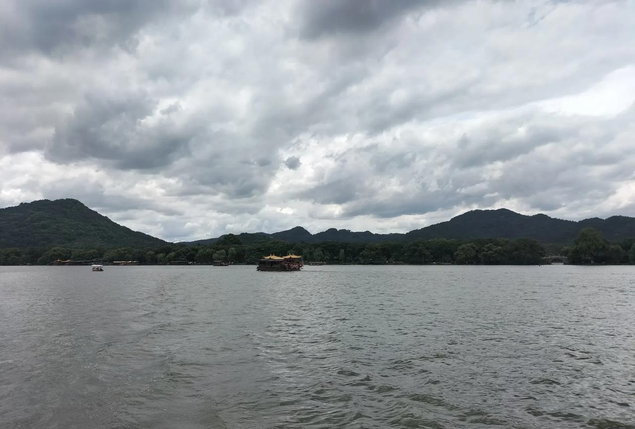 西湖和白洋淀旅游的区别。这俩景点不是量级没有可比性。可都是天然形成的旅游景点