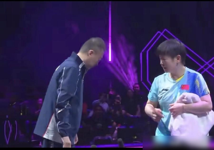 3-0大胜后，孙颖莎追着教练复盘遭冷待。她攥着擦汗毛巾的指节泛白，凑到马林身