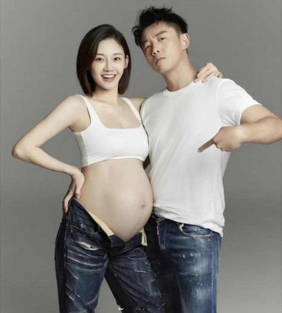 被全网贴上“生育机器”标签的第四年，她在舞台中央稳稳劈了个叉。“四年抱仨”的节奏