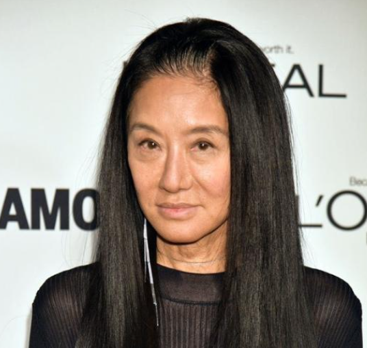 一次，记者问婚纱女王王薇薇:“您身家40亿，63岁找个27岁的男友，不怕他只图你