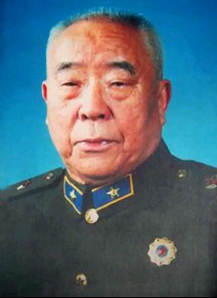 司令员察觉参谋一通电话不对劲，果断掉头躲过死局。​1950年的湖北恩施，虽然