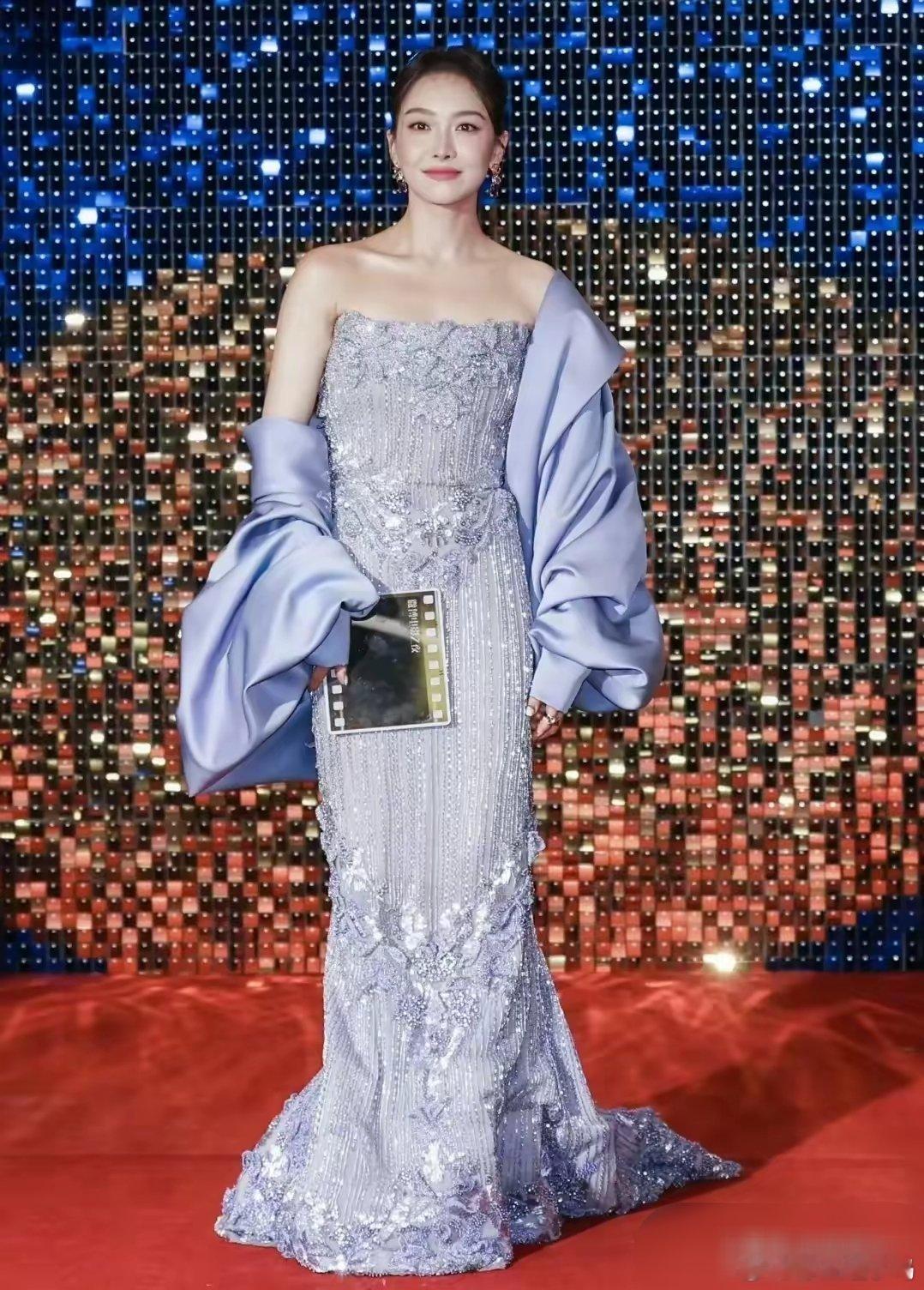 38岁宋茜一袭ElieSaab2025春夏高定紫色长裙亮相，珠片刺绣与曳地裙