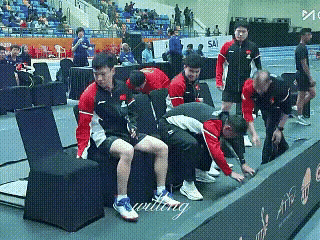 终于知道，王楚钦后头这大奔娄怎么来的了？一看大头坐椅子的动作，一拽一坐，