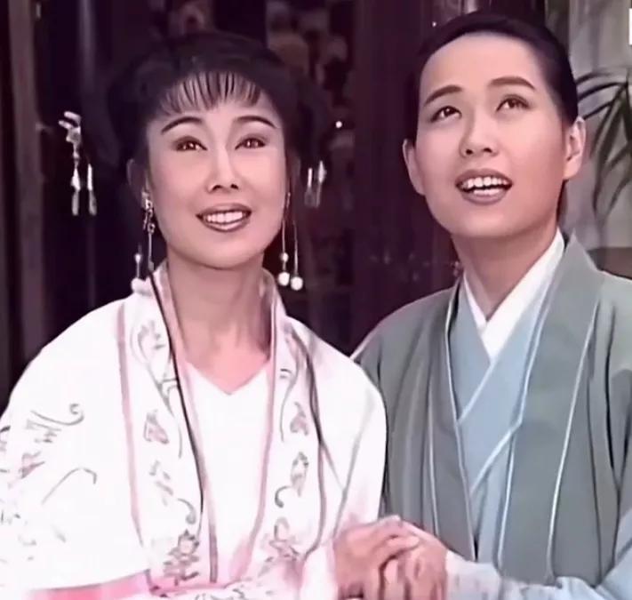 新白娘子传奇一大未解之谜！许仕林一开始对胡媚娘爱的死去活来，爱到极致，甚至都有