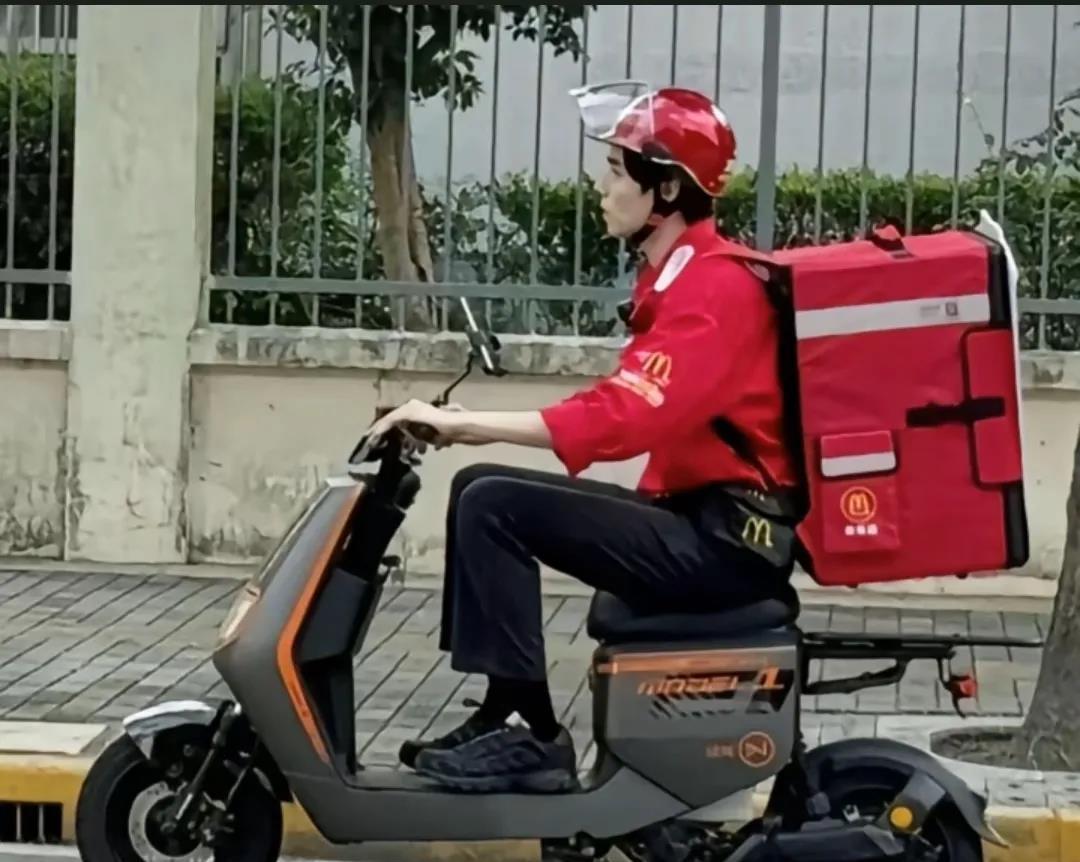 现在娱乐圈真是不好混。胡一天失业600多天后跑去送外卖了。邓为倒是进组
