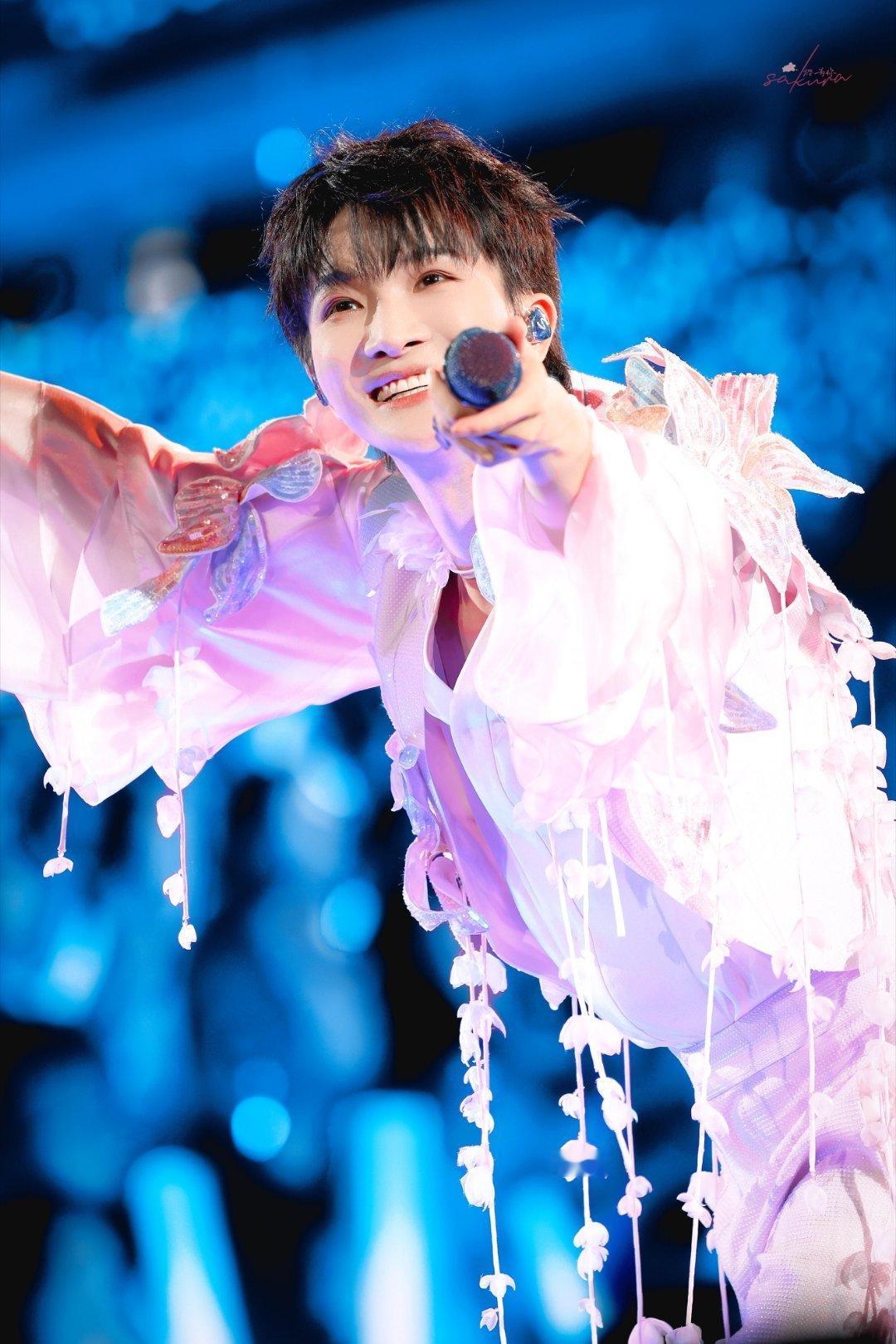 周深在辽宁脑瓜子嗡嗡的周深说辽宁朋友个个能当歌手，这嗓门确实名不虚传😂从录节