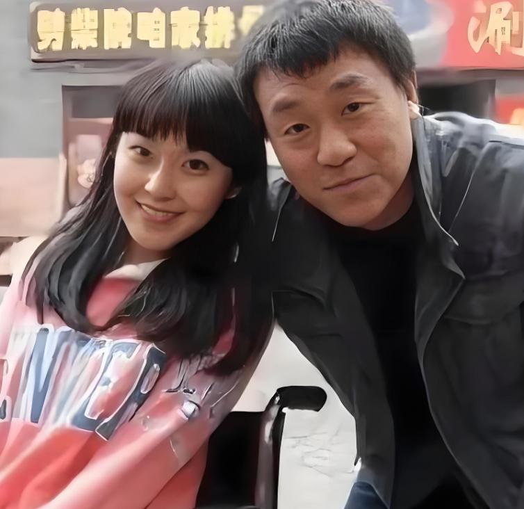 1997年，何冰接到初中女同学李海洋的电话，约他吃饭，多年没见的俩人聊得热乎，吃