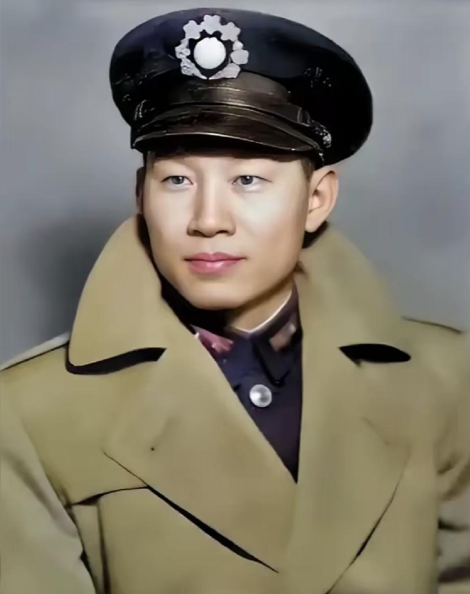 1987年，蒋经国专程探望已被幽禁三十二年的孙立人。此时的孙立人，早已褪去昔日